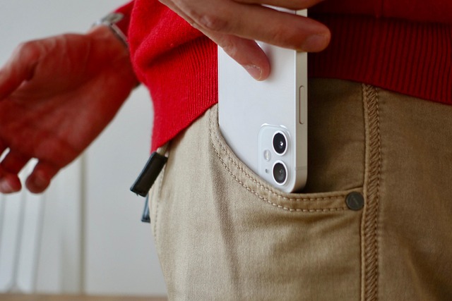 Obal na mobil iPhone 16 Plus může připomínat knížku